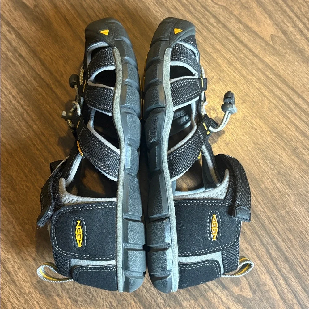 Keen Size 4 Black Gray Yellow Newport H2 Sandals